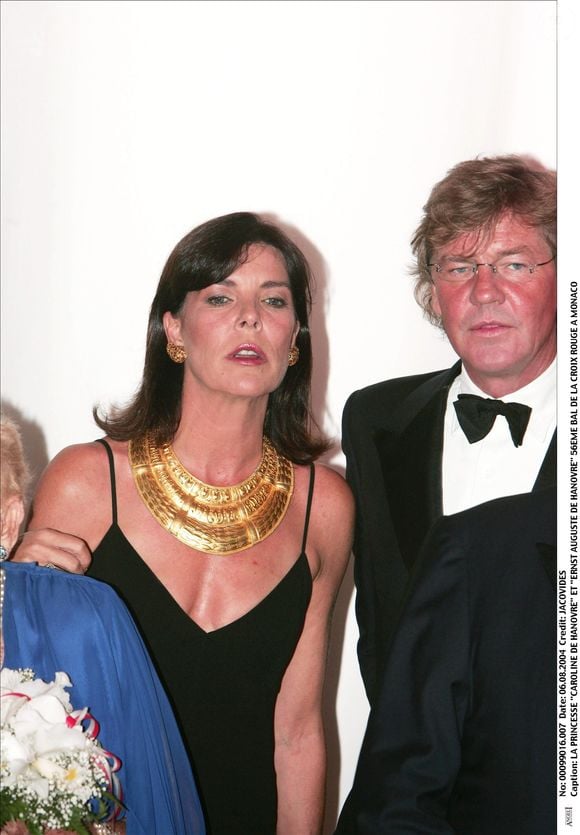 La princesse Caroline de Hanovre et le prince Ernst Auguste Hanovre, lors du 56ème Bal de la Croix-Rouge à Monaco, en 2004. DOMINIQUE JACOVIDES / BESTIMAGE