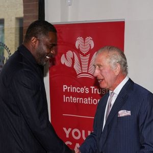 Le roi Charles III (à droite) serre la main d'Idris Elba lors d'une réception et d'une discussion sur les opportunités pour les jeunes et le rôle de l'entreprenariat en Afrique à la Garrison Chapel à Londres. UK, le mercredi 18 octobre 2023. Photo par Adrian Dennis/PA Wire/ABACAPRESS.COM