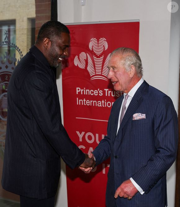 Le roi Charles III (à droite) serre la main d'Idris Elba lors d'une réception et d'une discussion sur les opportunités pour les jeunes et le rôle de l'entreprenariat en Afrique à la Garrison Chapel à Londres. UK, le mercredi 18 octobre 2023. Photo par Adrian Dennis/PA Wire/ABACAPRESS.COM