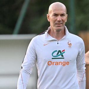 Le sélectionneur et son staff sont arrivés en retard pour la "Marseillaise"

Zinedine Zidane - Entraînement de l'équipe de France en préparation de la Ligue des nations de l'UEFA 2026 au Centre national de Clairefontaine le 21 septembre 2026. © Christian Liewig/Bestimage