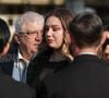 Milla était très émue ce mercredi, à la sortie des obsèques de sa mère Emilie Dequenne au cimetière Père Lachaise à Paris
Daniel Dequenne et sa petite-fille, Milla Savarese, la fille de la défunte à la sortie des obsèques d'Emilie Dequenne au cimetière Père Lachaise à Paris, France © Cyril Moreau/Bestimage