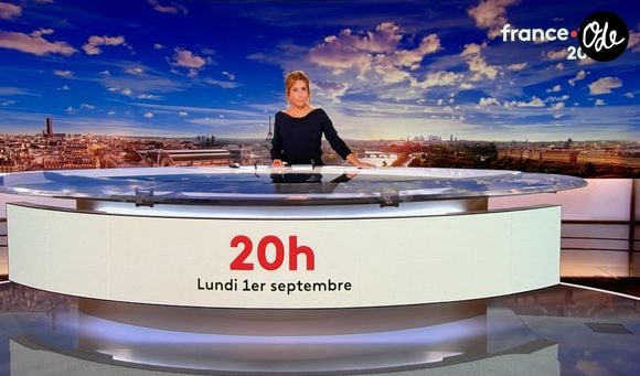 Léa Salamé présente son premier journal de 20 heures sur France 2  le 1er septembre 2025. 

© Alain Guizard / Bestimage