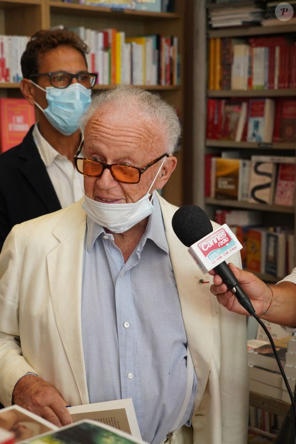 Le présentateur de télévision et de radio français Philippe Bouvard lors de la dédicace du livre de l'ancien président de la République Nicolas Sarkozy Le Temps des Tempêtes à Cannes, France, le 24 août 2020. Photo ABACAPRESS.COM