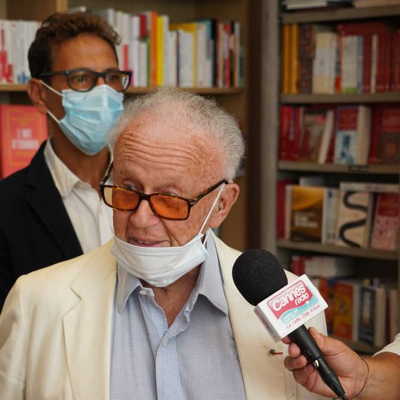 Le présentateur de télévision et de radio français Philippe Bouvard lors de la dédicace du livre de l'ancien président de la République Nicolas Sarkozy Le Temps des Tempêtes à Cannes, France, le 24 août 2020. Photo ABACAPRESS.COM