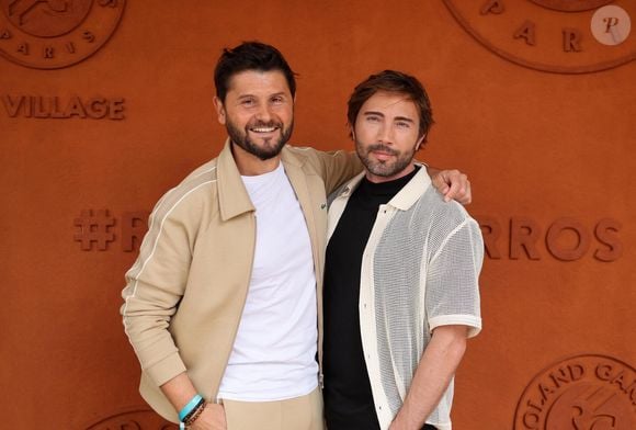 En effet, après avoir été victime d'un cambriolage violent, alors qu'il dormait avec son mari Ghislian Gerin, Christophe Beaugrand a décidé de célébrer l'amour.

Christophe Beaugrand et son mari Ghislain Beaugrand-Gerin au village lors des Internationaux de France de Tennis de Roland Garros 2025, à Paris, France, le 2 Juin 2025. © Jacovides-Moreau/Bestimage