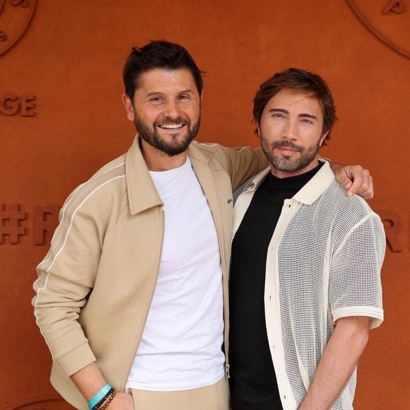 En effet, après avoir été victime d'un cambriolage violent, alors qu'il dormait avec son mari Ghislian Gerin, Christophe Beaugrand a décidé de célébrer l'amour.

Christophe Beaugrand et son mari Ghislain Beaugrand-Gerin au village lors des Internationaux de France de Tennis de Roland Garros 2025, à Paris, France, le 2 Juin 2025. © Jacovides-Moreau/Bestimage