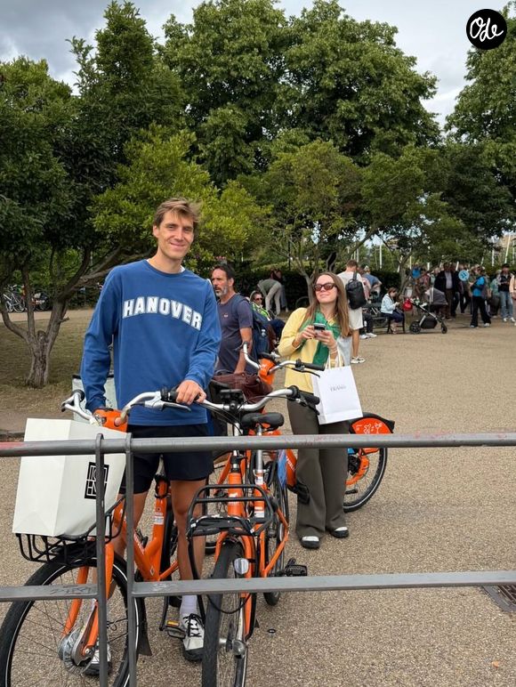 Sur certaines photos, Ben Sylvester Strautmann arbore un t shirt manches longues estampillé "Hanover" 

Alexandra de Hanovre et son compagnon Ben Sylvester Strautmann