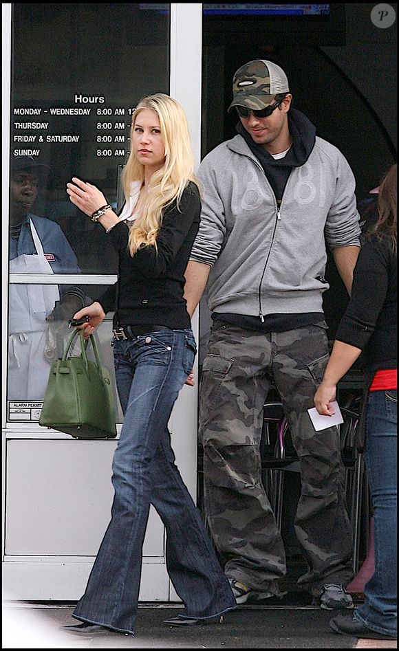 En couple depuis 20 ans, ils sont déjà les parents de trois enfants.

Enrique Iglesias et Anna Kournikova dans les rues de Miami 
©KADENA PRESS / BESTIMAGE