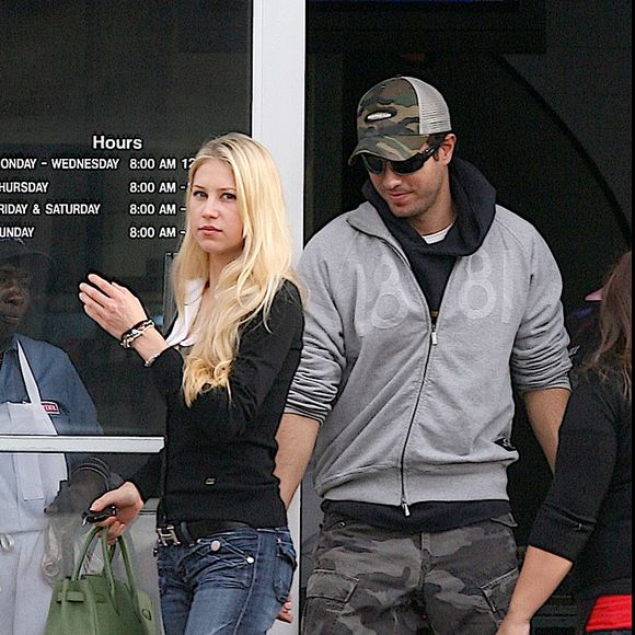 En couple depuis 20 ans, ils sont déjà les parents de trois enfants.

Enrique Iglesias et Anna Kournikova dans les rues de Miami 
©KADENA PRESS / BESTIMAGE