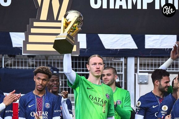 Pour sceller leur amour, Matvey et Marina ont en effet fait le choix audacieux d'une esthétique "Black & White"

Matvey Safonov (Paris SG) - Le Paris Saint-Germain (PSG) a été sacré champion de France 2026 lors de son match contre le Paris FC (2-1) au stade Jean Bouin à Paris, le 17 mai 2026.