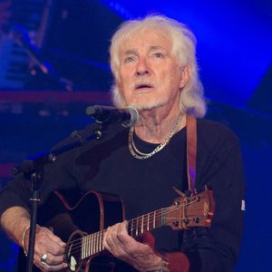 Hugues Aufray continue, à 96 ans, à chanter sur scène pour sa femme de 45 ans sa cadette.

Hugues Aufray lors du concert des Coccinelles au Casino de Paris au profit de l'A.N.R, Association Neurofibromatoses et Recklinghausen a Paris, France le 04 Novembre 2018. Photo by Nasser Berzane/ABACAPRESS.COM