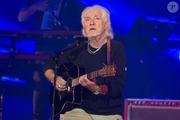 Hugues Aufray continue, à 96 ans, à chanter sur scène pour sa femme de 45 ans sa cadette.

Hugues Aufray lors du concert des Coccinelles au Casino de Paris au profit de l'A.N.R, Association Neurofibromatoses et Recklinghausen a Paris, France le 04 Novembre 2018. Photo by Nasser Berzane/ABACAPRESS.COM