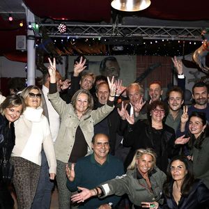 Exclusif -Caroline Margeridon et sa fille Victoire , François Cases Bardina, Stéphane Vanhandenhoven,Danielle Moreau Daniel Lauclerc et François-Xavier Renou (Fransoa Superstar) - People à la soirée du lancement du livre "Libre !" de Caroline Margeridon à la Chope des Puces à Saint-Ouen.
© Cédric Perrin / Bestimage