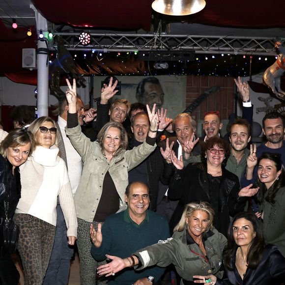 Exclusif -Caroline Margeridon et sa fille Victoire , François Cases Bardina, Stéphane Vanhandenhoven,Danielle Moreau Daniel Lauclerc et François-Xavier Renou (Fransoa Superstar) - People à la soirée du lancement du livre "Libre !" de Caroline Margeridon à la Chope des Puces à Saint-Ouen.
© Cédric Perrin / Bestimage