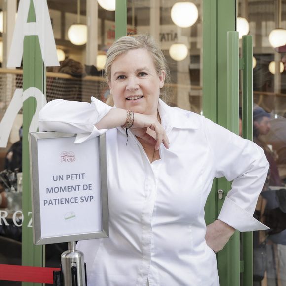 Alors que la dix-septième saison de Top Chef débute sur M6, Hélène Darroze s'accorde une pause loin des plateaux.

Exclusif -  cheffe étoilée Hélène Darroze vient d'ouvrir un nouveau restaurant bistronomique dédiée aux burgers haut de gamme "Jòia Bun" dans le IIe arrondissement de Paris, France. © Jack Tribeca/Bestimage