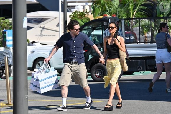 Récemment, le couple a brillé par son absence à l’anniversaire des 50 ans de David Beckham.

Brooklyn Beckham et sa femme Nicola Peltz sont allés faire du shopping chez Loro Piana pendant leurs vacances à Saint-Tropez, Côte d'Azur, France, le 7 juillet 2025.

Agence / Bestimage