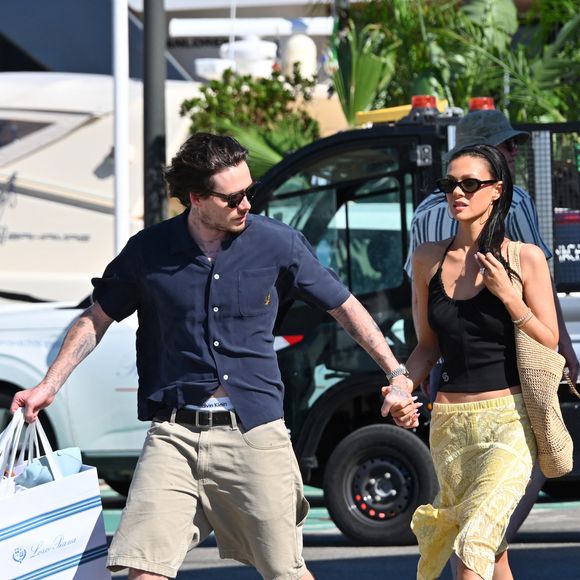 Récemment, le couple a brillé par son absence à l’anniversaire des 50 ans de David Beckham.

Brooklyn Beckham et sa femme Nicola Peltz sont allés faire du shopping chez Loro Piana pendant leurs vacances à Saint-Tropez, Côte d'Azur, France, le 7 juillet 2025.

Agence / Bestimage
