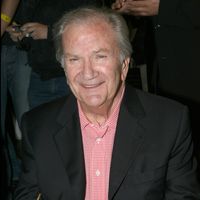 Pierre Mondy : Marié à 4 reprises, il a eu Laurent avec l'une des stars de l'ombre de la télé depuis 20 ans