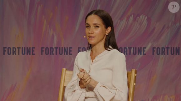 Le tournage aurait pris des allures de séance photo, l’actrice posant longuement avec les enfants du village, impeccablement coiffée et maquillée.

Meghan Markle a laissé entendre qu’elle prévoyait de publier des vidéos sur les réseaux sociaux mettant en avant des recettes de cuisine. La duchesse de Sussex a évoqué ce projet lors d’un événement organisé par le magazine américain Fortune dans le cadre de son sommet “Most Powerful Women”. Le 15 octobre 2025 @JLPPA / Bestimage