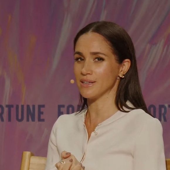 Le tournage aurait pris des allures de séance photo, l’actrice posant longuement avec les enfants du village, impeccablement coiffée et maquillée.

Meghan Markle a laissé entendre qu’elle prévoyait de publier des vidéos sur les réseaux sociaux mettant en avant des recettes de cuisine. La duchesse de Sussex a évoqué ce projet lors d’un événement organisé par le magazine américain Fortune dans le cadre de son sommet “Most Powerful Women”. Le 15 octobre 2025 @JLPPA / Bestimage