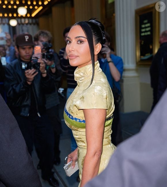 Kim Kardashian quitte le plateau de tournage d'un film qu'elle produit, accompagnée de sa mère Kris Jenner et de ses sœurs Kendall et Kylie.

©Bestimage