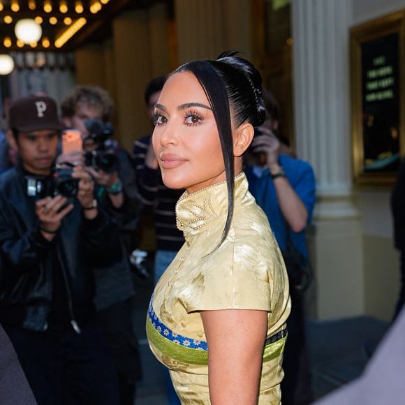 Kim Kardashian quitte le plateau de tournage d'un film qu'elle produit, accompagnée de sa mère Kris Jenner et de ses sœurs Kendall et Kylie.

©Bestimage