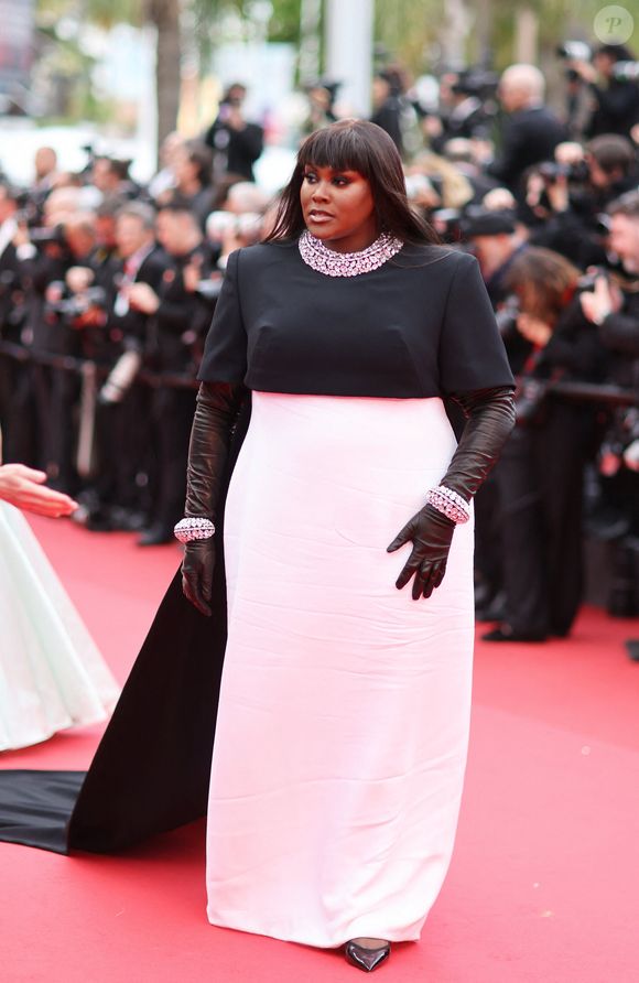 Le réalisateur coréen Hong Minho a reconnu s’être inspiré du travail de la chanteuse et a présenté ses excuses.

Yseult - Montée des marches du film « Nouvelle vague » lors du 78ème Festival International du Film de Cannes, au Palais des Festivals à Cannes. Le 17 mai 2025
© Jacovides-Moreau / Bestimage