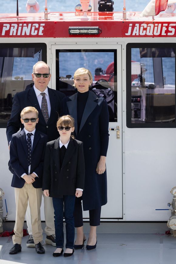 Le prince Albert II de Monaco et la princesse Charlène de Monaco assistent avec leurs enfants, le prince Jacques de Monaco, marquis des Baux, et la princesse Gabriella de Monaco, comtesse de Carladès, au baptême et à la bénédiction du nouveau bateau de sauvetage des sapeurs-pompiers monégasques, baptisé "Prince Jacques". Monaco, le 4 mai 2024.
© Olivier Huitel/Pool Monaco/Bestimage
