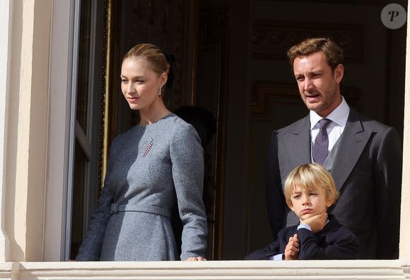 Pierre Casiraghi, Beatrice Borromeo et leur fils Francesco - La famille princière de Monaco au balcon du palais, à l'occasion de la Fête Nationale de Monaco, le 19 novembre 2025. © Dominique Jacovides/Bestimage
