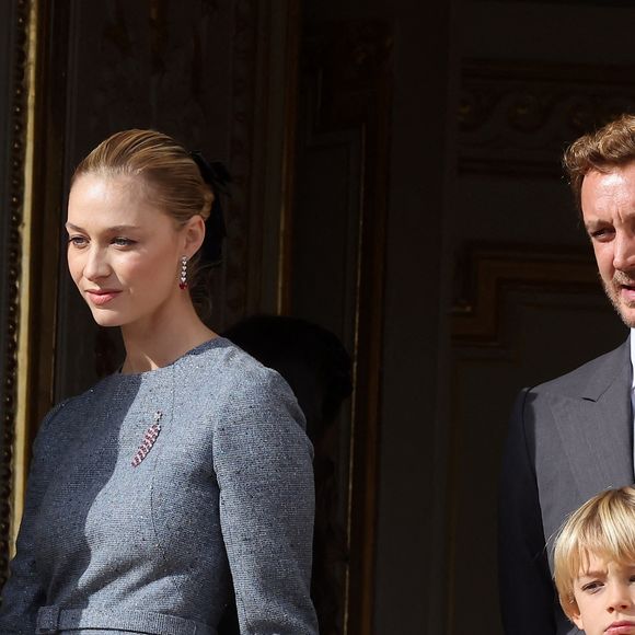 Pierre Casiraghi, Beatrice Borromeo et leur fils Francesco - La famille princière de Monaco au balcon du palais, à l'occasion de la Fête Nationale de Monaco, le 19 novembre 2025. © Dominique Jacovides/Bestimage