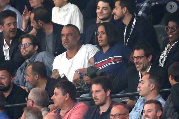 "Je me voyais presque l’élever toute seule” confesse-t-elle. Amel Bent n’a désormais qu’une philosophie : faire équipe avec Patrick Antonelli.

Amel Bent, Patrick Antonelli et Claudia Tagbo - Les célébrités dans les tribunes lors du match des légendes, France98 contre une sélection FIFA 98 à la U Arena à Nanterre, France, le 12 juin 2018. France98 a gagné 3-2. © Bestimage