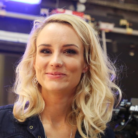 Après une période d’attente angoissante, elle a annoncé avec fierté que Jules et Rose ont réussi leur examen avec mention bien. 

Exclusif -Elodie Gossuin à l'enregistrement de l'émission "Tout le monde chante contre le cancer" au Palais des Sports à Paris

Photo. : M.Ausset Lacroix-D.Guignebourg / Bestimage