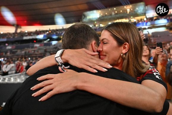L'ancienne Miss Univers a déjeuné au restaurant "Gaïa", dont le capitaine du XV de France est copropriétaire.

Iris Mittenaere et son compagnon Antoine Dupont à l'issue de la victoire des Toulousains en finale du Top 14, face à Montpellier (28 - 20) au stade de France, le 27 juin 2026. 

© Christian Liewig / Bestimage