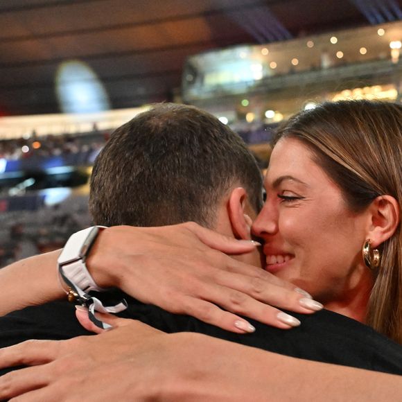 L'ancienne Miss Univers a déjeuné au restaurant "Gaïa", dont le capitaine du XV de France est copropriétaire.

Iris Mittenaere et Antoine Dupont à l'issue de la victoire des Toulousains en finale du Top 14, face à Montpellier (28 - 20) au stade de France, le 27 juin 2026. 

© Christian Liewig / Bestimage