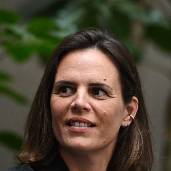 La nageuse française Laure Manaudou observe le déroulement d'une conférence de presse organisée dans le cadre des Championnats d'Europe de natation à Paris, le 16 avril 2026. Photo : Firas Abdullah/Abaca