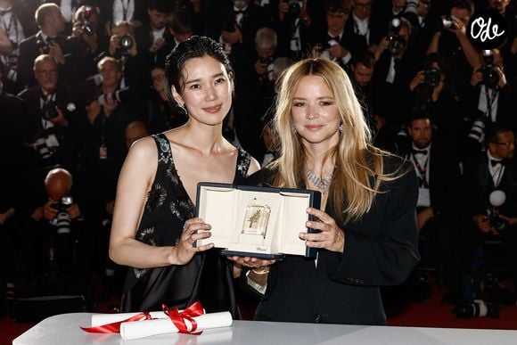 Tao Okamoto, Virginie Efira (Prix d'interprétation féminine pour le film « Soudain ») - Photocall des lauréats des palmes du 79ème Festival International du Film de Cannes. Le 23 mai 2026 © Jacovides-Moreau / Bestimage