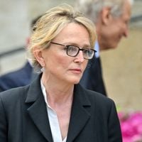 Claude Chirac, digne aux côtés de son mari Frédéric, de son fils Martin et de sa belle-fille Esther pour le dernier voyage de Bernadette Chirac