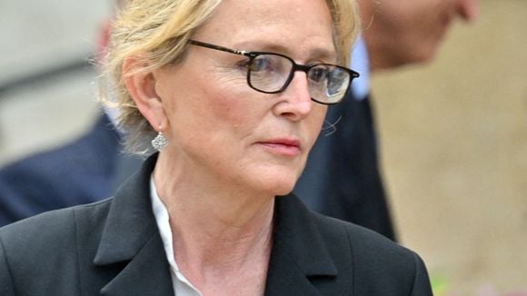 Claude Chirac, digne aux côtés de son mari Frédéric, de son fils Martin et de sa belle-fille Esther pour le dernier voyage de Bernadette Chirac