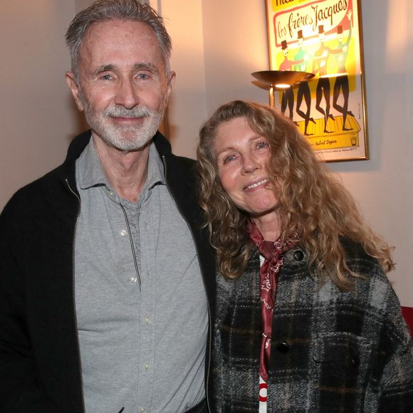 Exclusif - Thierry Lhermitte et sa femme Hélène - People à la représentation de la pièce de théâtre "Fleurs de soleil" au théâtre Antoine à Paris, France, le 16 mars 2023. © Bertrand Rindoff/Bestimage