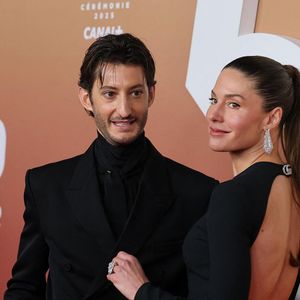 Pierre Niney et sa femme Natasha Andrews - Photocall de la 50ème édition de la cérémonie des César à l'Olympia à Paris, France, le 28 février 2025 © Dominique Jacovides - Olivier Borde / Bestimage
