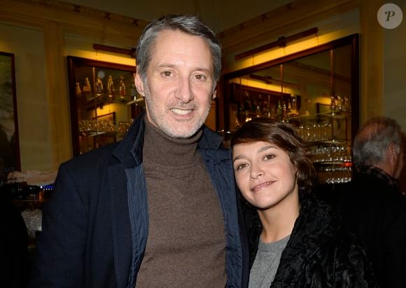 Antoine de Caunes et sa fille Emma de Caunes - People a la generale du nouveau spectacle de Francois-Xavier Demaison "Demaison s'évade" au Theatre Edouard VII a Paris, le 10 decembre 2013.