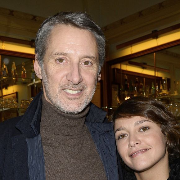 Antoine de Caunes et sa fille Emma de Caunes - People a la generale du nouveau spectacle de Francois-Xavier Demaison "Demaison s'évade" au Theatre Edouard VII a Paris, le 10 decembre 2013.
