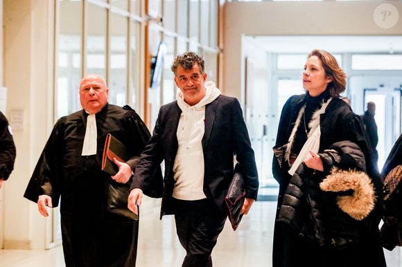 iMême s’il va faire appel, M6 a déjà pris sa décision concernant son avenir sur la chaîne.

Stéphane Plaza arrive avec ses avocats Carlo Alberto Brusa et Hélène Plume pour le verdict de son  procès pour violences sur deux anciennes compagnes, à Paris, France, le 18 février 2025. L'agent immobilier de 54 ans est jugé pour "violences physiques et/ou psychologiques habituelles par concubin" entre 2018 et 2022 sur une ancienne compagne, Amandine, ainsi que pour "violences psychologiques habituelles par concubin" sur Paola, entre 2021 et 2022. Stéphane Plaza reconnu coupable de "violences habituelles par concubin" et condamné à 12 mois de prison avec sursis. © Chrstophe Clovis/Bestimage