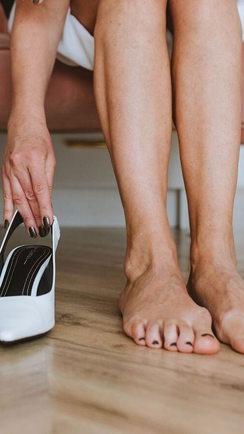 Ce geste simple révèle si un talon est confortable sans l’essayer