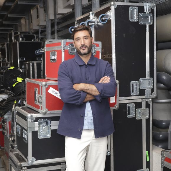 Une petite blague entre eux à laquelle Shy'm répond avec deux emojis, un en train de rigoler et une main avec le bout des doigts joints

Exclusif - Jérémy Frérot - Studio - Enregistrement de l'émission "Le Grand Echiquier, Spéciale Outre-Mer", présentée par C.Chazal et A.Manoukian et diffusée le 31 octobre sur France 2
© Jack Tribeca / Bestimage