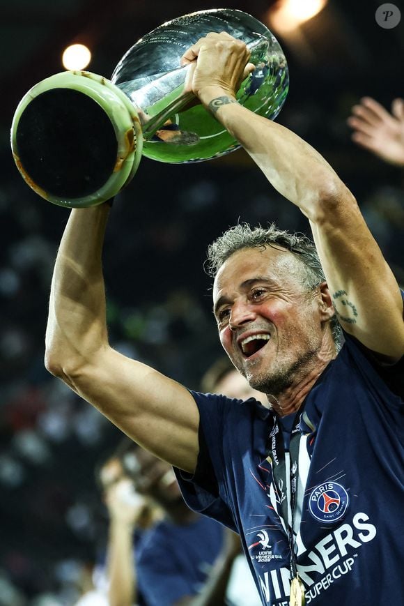 Luis Enrique, l'entraîneur du PSG, célèbre avec le trophée à la fin du match de football de la finale de la Super Coupe 2025 entre le Paris Saint Germain et Tottenham Hotspur au stade Friuli à Udine (Italie), le 13 août 2025. (Credit Image : © Cesare Purini/Insidefoto via ZUMA Press)