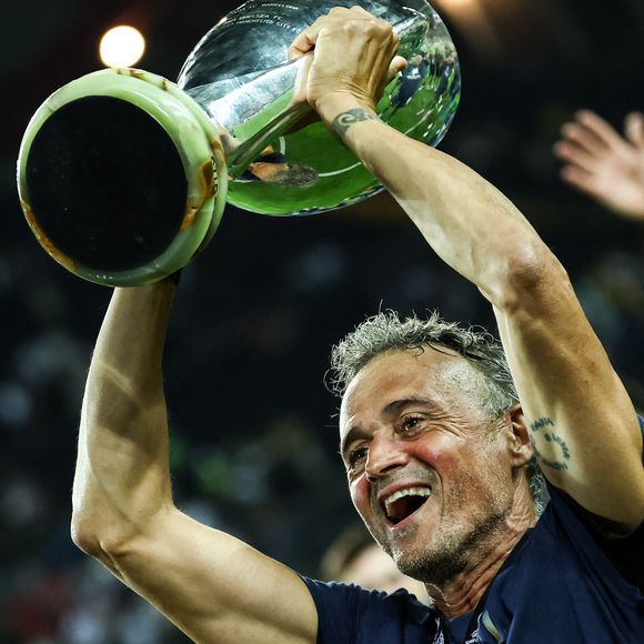 Luis Enrique, l'entraîneur du PSG, célèbre avec le trophée à la fin du match de football de la finale de la Super Coupe 2025 entre le Paris Saint Germain et Tottenham Hotspur au stade Friuli à Udine (Italie), le 13 août 2025. (Credit Image : © Cesare Purini/Insidefoto via ZUMA Press)