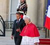 La chambre attribuée au souverain pontife est décrite par un ancien conseiller comme « une petite pièce très simple, sans faste particulier ».

Le président Emmanuel Macron et sa femme la Première Dame raccompagnent le pape Léon XIV au palais présidentiel de l'Elysée à Paris, France, le 25 septembre 2026. © Jacovides-Moreau/Bestimage