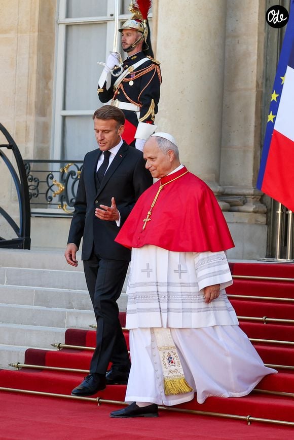 La chambre attribuée au souverain pontife est décrite par un ancien conseiller comme « une petite pièce très simple, sans faste particulier ».

Le président Emmanuel Macron et sa femme la Première Dame raccompagnent le pape Léon XIV au palais présidentiel de l'Elysée à Paris, France, le 25 septembre 2026. © Jacovides-Moreau/Bestimage