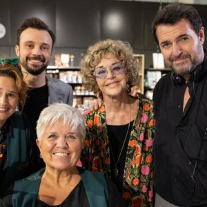 Mimie Mathy, Anny Duperey, Élodie Poux, Tom Villa, Arnaud Ducret en backstage du tournage de l'émission "Panique au grand magasin" diffusée le 15 décembre 2025 sur TF1.
© Cyril Moreau/Bestimage